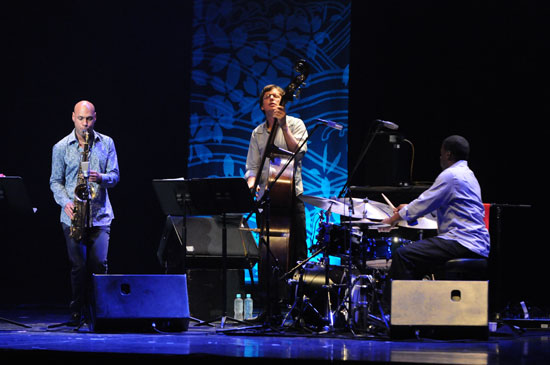 Joshua Redman Trio photo by (c)�����p�Y�^(c)Hideo Nakajima�@(c)TOKYO JAZZ FESTIVAL 2010
